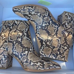 Steve Madden julianne tan snake boots. NEW